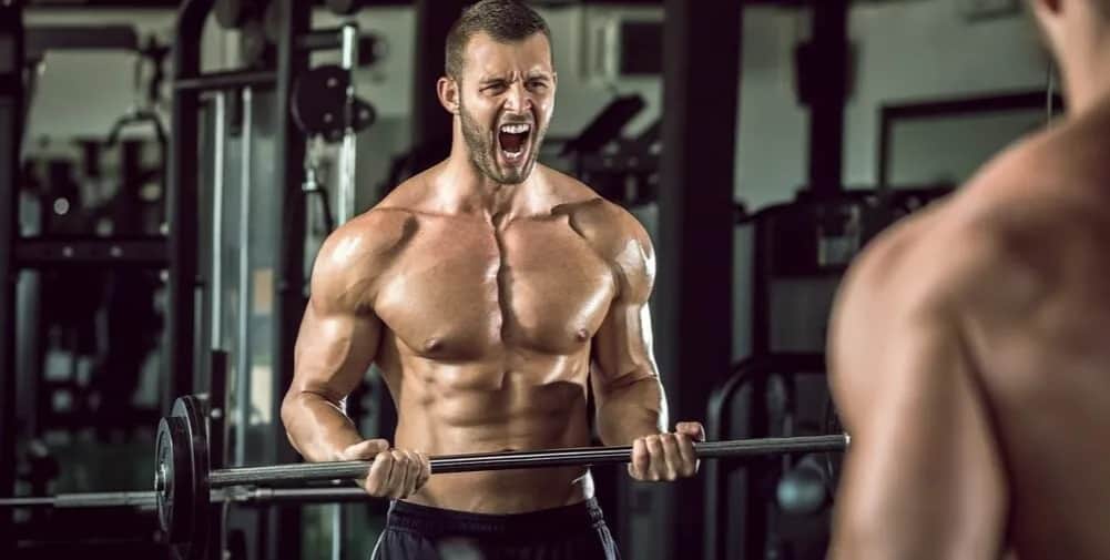 Testosteron przed czy po treningu - kiedy uzyskasz najlepsze efekty?