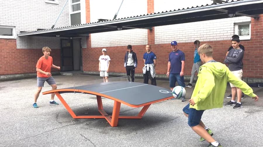 Czy w tenisie można odbić piłkę nogą? Zasady, które musisz znać