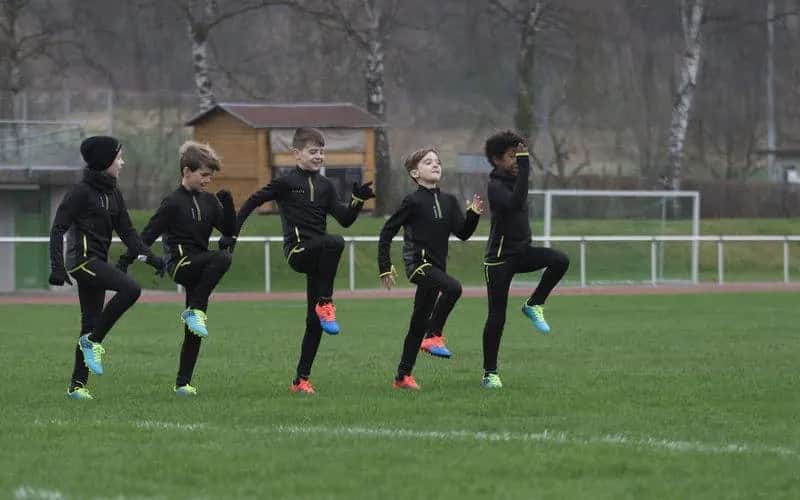 Jak ubrać dziecko na trening piłkarski zimą, by uniknąć przeziębienia i zapewnić komfort