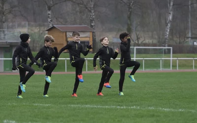 Jak ubrać dziecko na trening piłkarski zimą, by uniknąć przeziębienia i zapewnić komfort