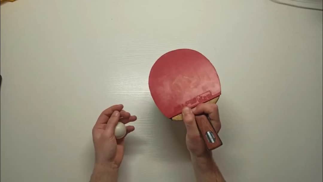 Jak prawidłowo trzymać rakietkę do tenisa stołowego i uniknąć błędów technicznych