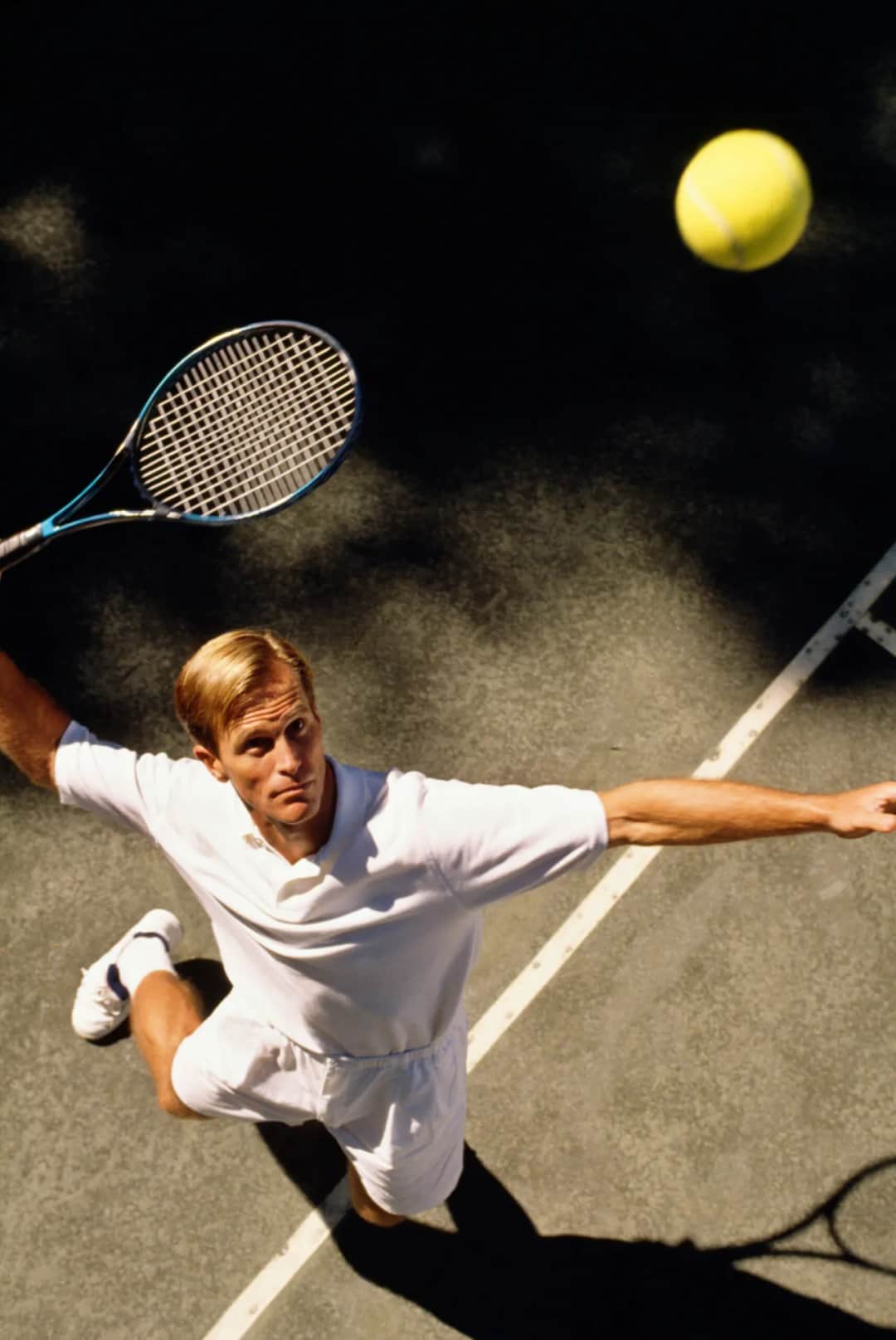 Jak poprawnie serwować w tenisie: techniki, błędy i porady dla początkujących