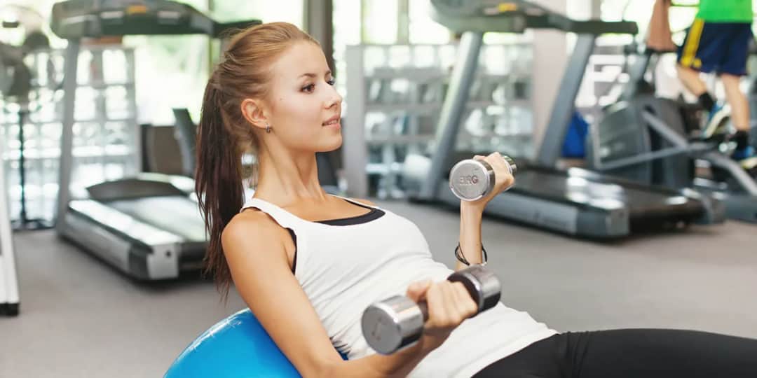 Jak zacząć trening na siłowni bez błędów i kontuzji – porady dla początkujących